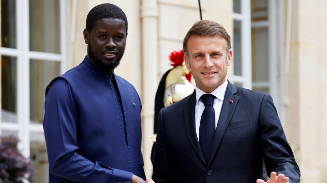 Le président sénégalais Bassirou Diomaye Faye (G) serrant la main du président français Emmanuel Macron lors de leur rencontre au palais présidentiel de l'Élysée à Paris, le 20 juin 2024.