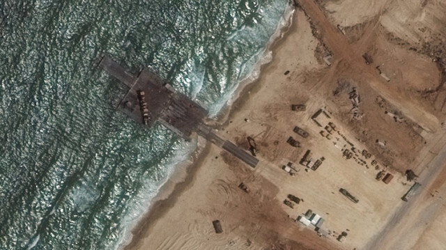 Une image satellite fournie par Maxar Technologies de la jetée construite par les États-Unis sur la côte de Gaza, en Palestine, le 29 mai 2024. 