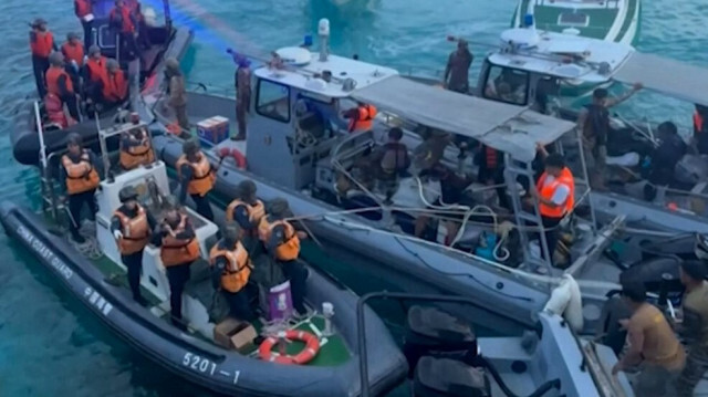 Bateaux des garde-côtes chinois approchant des bateaux philippins lors d'un incident au large du banc de sable Second Thomas dans la mer de Chine méridionale. 