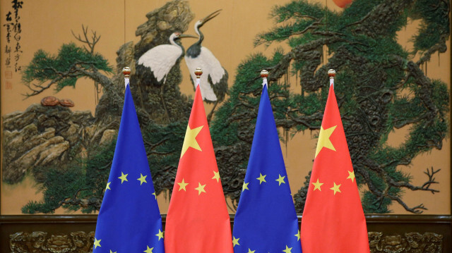 Флаги Европейского союза и Китая изображены во время саммита Китай-ЕС в Большом доме народных собраний в Пекине, Китай, 12 июля 2016 года. | Фото: REUTERS/Джейсон Ли