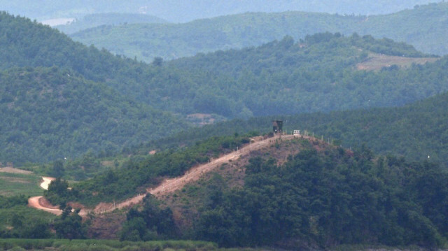 La ligne de frontière entre les deux Corées, plus communément appelée DMZ.

