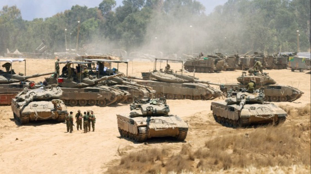 Des chars de l'armée d'occupation se déploient dans une zone de la frontière sud d'Israël avec la bande de Gaza.