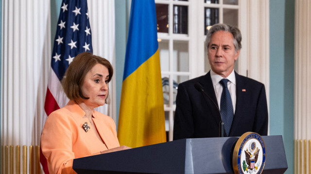 La ministre roumaine des Affaires étrangères, Luminata Odobescu, et le secrétaire d'État américain, Antony Blinken, s'entretiennant avant la signature d'un protocole d'accord sur la désinformation au département d'État américain à Washington, DC, le 21 juin 2024.