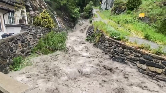 Cette vidéo de l'AFP montre la rivière Viège en crue à Zermatt, en Suisse, le 21 juin 2024.