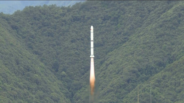 Une fusée Longue-Marche 2-C avec à son bord le satellite franco-chinois Svom, réalisé par des ingénieurs des deux pays, décolle de la base spatiale de Xichang (sud-ouest de la Chine). Le décollage a eu lieu à environ 15H00 (07H00 GMT), le 22 juin 2024. Cette mission a pour objectif de détecter dans l'espace les "sursauts gamma", des explosions extrêmement puissantes qui devraient notamment permettre d'en savoir davantage sur l'histoire de l'Univers. 