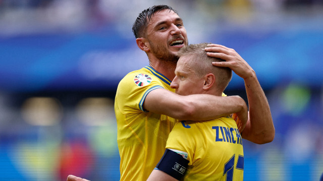 L'attaquant ukrainien n°09 Roman Yaremchuk et le défenseur ukrainien n°17 Oleksandr Zinchenko célèbrant après le match de football du Groupe E de l'UEFA Euro 2024 entre la Slovaquie et l'Ukraine à la Duesseldorf Arena à Duesseldorf le 21 juin 2024.