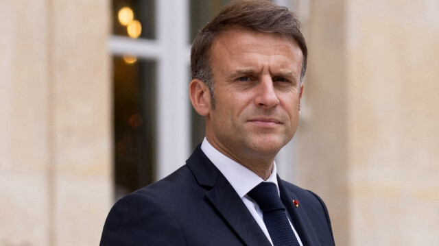 Le président français Emmanuel Macron se lève après le départ du président sénégalais au palais présidentiel de l'Élysée à Paris, le 20 juin 2024.