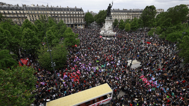 Des manifestants se rassemblant lors d'un rassemblement contre l'extrême droite après que le président français a convoqué des élections législatives suite aux gains significatifs des partis d'extrême droite aux élections du Parlement européen, à Paris le 15 juin 2024. Moins d'une semaine après le séisme de la dissolution, les opposants à l'extrême droite sont appelés par les syndicats, les associations et la coalition de gauche du "Nouveau Front Populaire" à descendre dans la rue à travers la France.