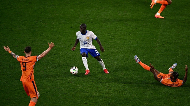 #13 N'golo Kante contrôle le ballon devant l'attaquant néerlandais #09 Wout Weghorst et le milieu de terrain #08 Georginio Wijnaldum pendant le match de l'UEFA Euro 2024 entre les Pays-Bas et la France au stade de Leipzig à Leipzig le 21 juin 2024.