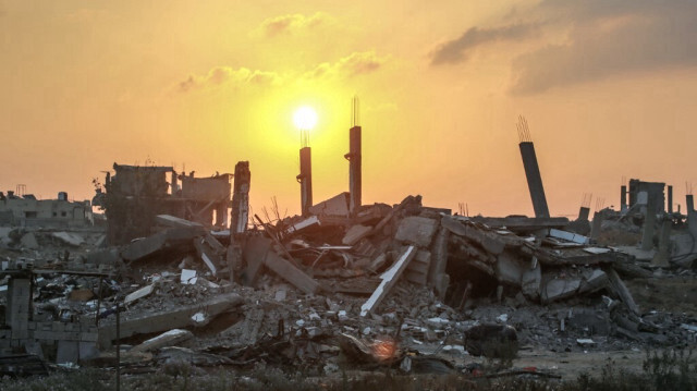 Le soleil se lève sur des bâtiments détruits à Khan Yunis, dans le sud de la bande de Gaza, le 22 juin 2024.