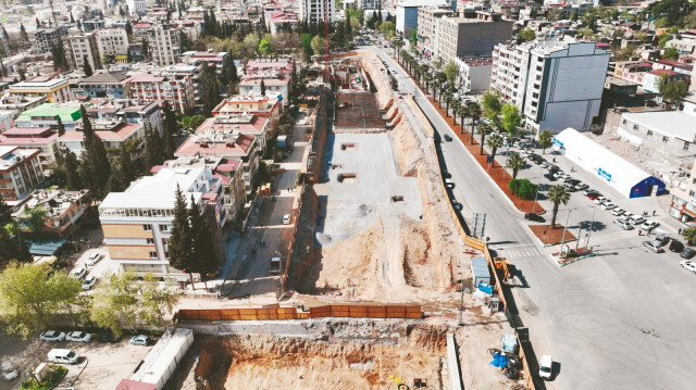 Kahramanmaraş'ta 6 Şubat 2023'teki depremlerinde ağır hasar gören binaların yıkımı devam ediyor.