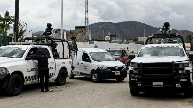 Des membres de la Garde nationale montant la garde devant le bâtiment du Service médico-légal (SEMEFO en espagnol) où se trouve le corps du maire récemment élu Salvador Villalba Flores à Acapulco, État de Guerrero, Mexique, le 17 juin 2024. Salvador Villalba Flores, élu président municipal de Copala pour le nouveau parti régional Mexico Avanza (à gauche), a été tué sur la route nationale Acapulco-Pinotepa, a déclaré le bureau du procureur de l'État de Guerrero dans un communiqué.