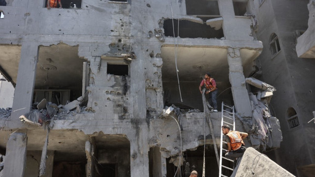 Des sauveteurs inspectent les dégâts à l'intérieur d'un bâtiment endommagé par les bombardements israéliens dans le camp de réfugiés d'al-Shati, à Gaza, le 22 juin 2024.
