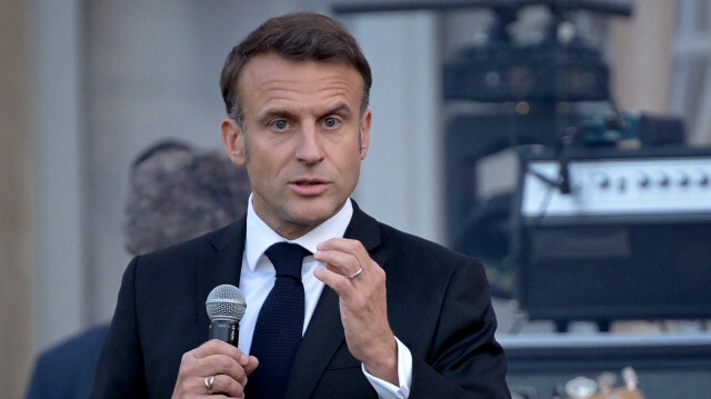 Le président français Emmanuel Macron s'exprimant lors de la fête de la musique annuelle dans la cour du palais présidentiel de l'Élysée à Paris, le 21 juin 2024. Le 21 juin marque le début annuel de la "Fête de la musique", une tradition marquant le premier jour de l'été, au cours de laquelle la musique est encouragée à être jouée en plein air.