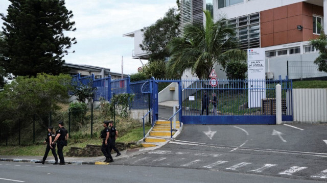 Des gendarmes français montent la garde à l'entrée du palais de justice, où onze indépendantistes, dont l'un des leaders du mouvement indépendantiste CCAT, le 22 juin 2024.