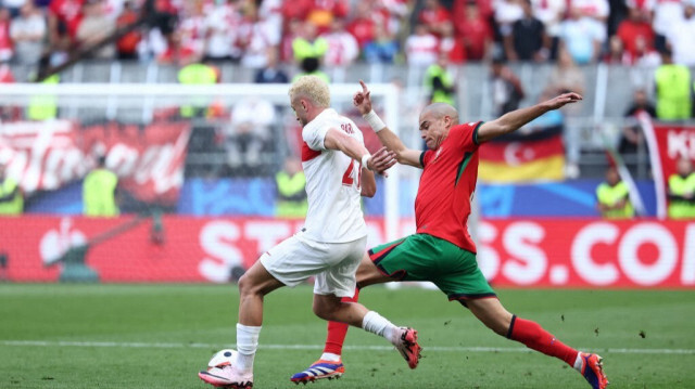 L'attaquant turc #21 Baris Alper Yilmaz (G) se bat pour le ballon avec le défenseur portugais #03 Pepe lors du match de football du Groupe F de l'UEFA Euro 2024 entre la Türkiye et le Portugal au BVB Stadion à Dortmund le 22 juin 2024.