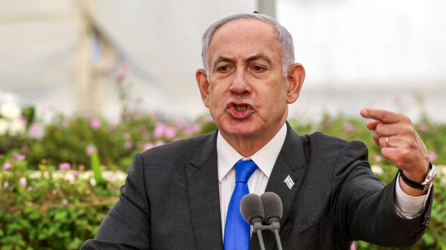 Le Premier ministre israélien Benjamin Netanyahu s'exprimant lors d'une cérémonie à la mémoire des victimes de l'affaire de l'Altalena en 1948, au cimetière de Nachalat Yitzhak à Tel Aviv, le 18 juin 2024.