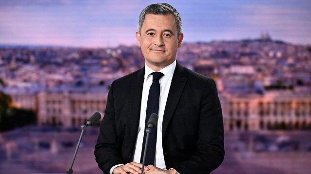 Le ministre français de l'Intérieur, Gerald Darmanin, pose pour une photo avant une interview dans le journal télévisé du soir de la chaîne française TF1, à Boulogne-Billancourt, près de Paris, le 10 juin 2024. Les analystes estiment que le président français a pris le pari extrêmement risqué de dissoudre le parlement national pour tenter d'empêcher le parti d'extrême droite, le Rassemblement national (RN), d'accéder au pouvoir à la fin de son second mandat en 2027, après que l'extrême droite a écrasé son alliance centriste lors des élections européennes du 9 juin 2024. 