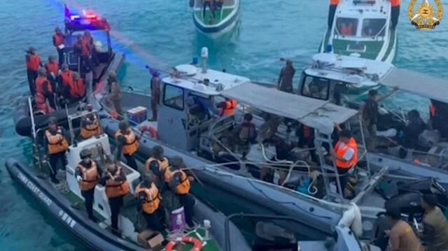 Des bateaux des garde-côtes chinois s'approchant de bateaux philippins lors d'un incident au large de Second Thomas Shoal en mer de Chine méridionale, le 19 juin 2024.