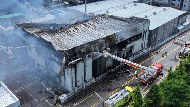 Des pompiers travaillant à l'extinction d'un incendie dans une usine de batteries au lithium à Hwaseong en Corée du Sud, le 24 juin 2024.