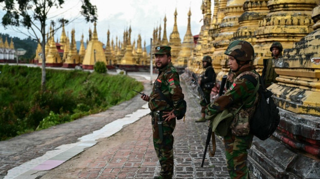 La junte birmane a annoncé en février 2024 la mise en place d'un service militaire pour enrayer ses pertes dans plusieurs régions face à ses opposants des groupes ethniques et pro-démocratie.