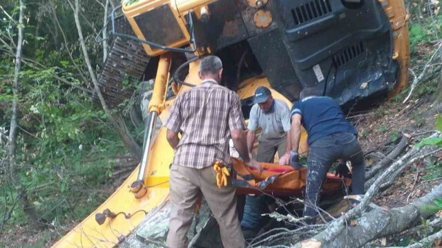 Kocaeli'de iş makinesi operatörü yamaçtan uçan aracın altında kaldı.