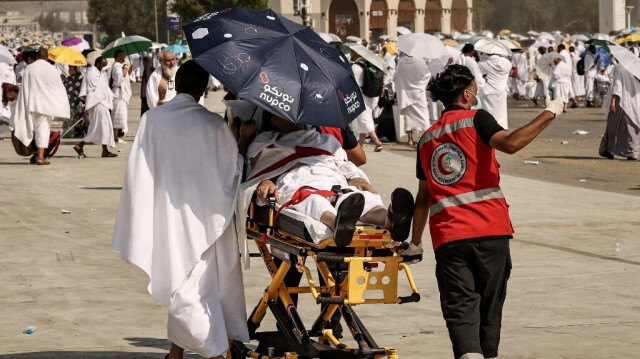 Des membres de l'équipe médicale évacuent un pèlerin musulman, affecté par la chaleur accablante, à la base du mont Arafat, lors du pèlerinage annuel du hajj, le 15 juin 2024. 