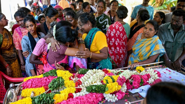 Des proches pleurent près d'une personne décédée après avoir consommé de l'alcool toxique dans le district de Kallakurichi, dans l'État indien du Tamil Nadu, le 24 juin 2024.