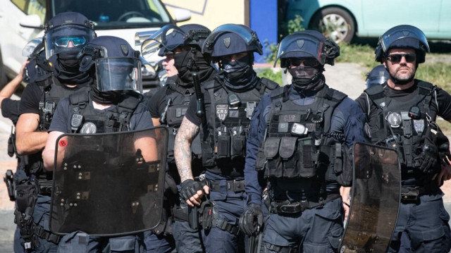 Des gendarmes français devant le siège de l'Union Calédonienne (UC), après une intervation dans les locaux de l'UC, à Nouméa, en Nouvelle-Calédonie, le 19 juin 2024.