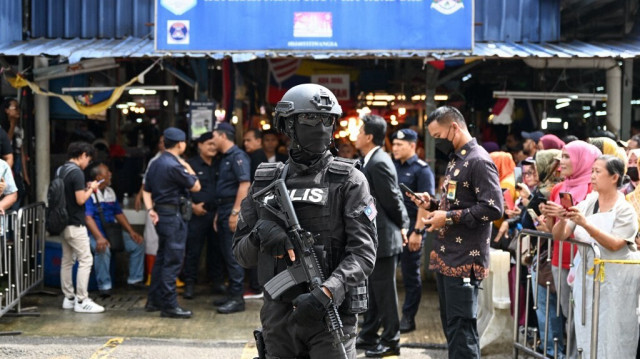 Un policier malaisien patrouille dans le populaire marché de Chow Kit à Kuala Lumpur, en Malaisie.