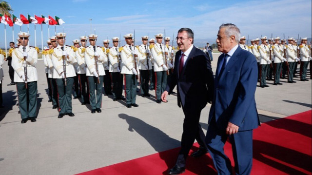 Le vice-président turc, Cevdet Yilmaz (G) et le Premier ministre algérien, Nadir Larbaoui (D) lors d'une cérémonie officielle à l'aéroport Houari Boumediene d'Alger, en Algérie, le 23 juin 2024.
