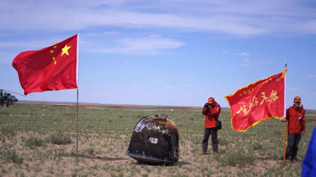 Des fonctionnaires se préparent à récupérer le module d'atterrissage de la sonde lunaire Chang'e-6 après son atterrissage en Mongolie intérieure, dans le nord de la Chine, le 25 juin 2024.