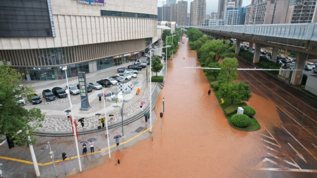 Une rue inondée à l'extérieur d'un centre commercial après de fortes pluies à Changsha, dans la province centrale du Hunan, le 24 juin 2024.