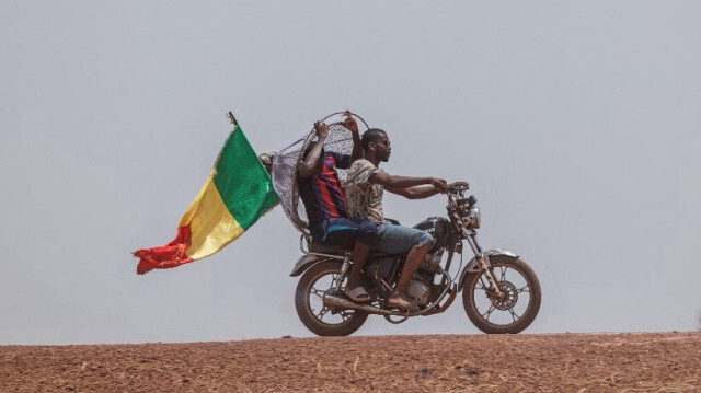 Des personnes roulent à moto dans la région de Ségou, au Mali, le 6 juin 2024. 