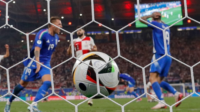 Le ballon touche le fond des filets croates alors que l'Italie marque un but égalisateur de dernière minute lors du match de football du groupe B de l'Euro 2024 entre la Croatie et l'Italie, à Leipzig, le 24 juin 2024.