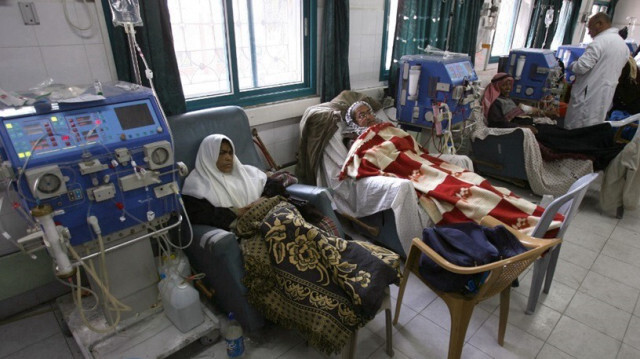 Des patients palestiniens dans une unité de dialyse rénale de l'hôpital Al-Shifa dans la ville de Gaza.