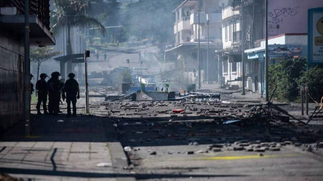 La police française près d'un barrage routier de fortune mis en place par les indépendantistes dans le quartier de la Vallée du Tir à Nouméa en Nouvelle-Calédonie, le 24 juin 2024. 