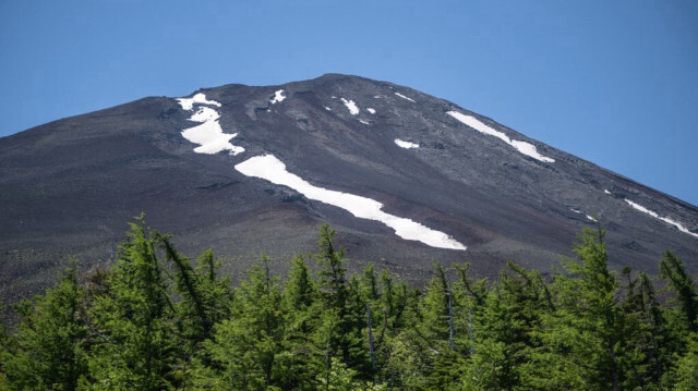 Le sommet du Mont Fuji est vu depuis la 5e station de la ligne Fuji Subaru à Narusawa, dans la préfecture de Yamanashi, le 19 juin 2024.