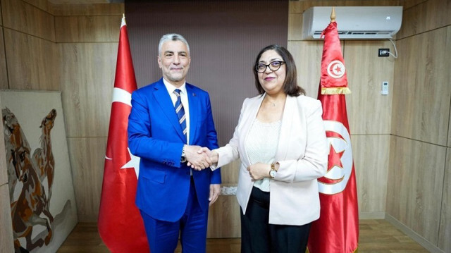 Le ministre turc du Commerce, Omer Bolat (G), rencontre la ministre tunisienne du Commerce et du Développement des exportations, Kalthoum Ben Rejeb (D), à Tunis, en Tunisie, le 25 juin 2024.