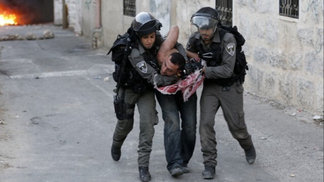 Un Palestinien est arrêté par l'armée d'occupation à Jérusalem-Est en Palestine occupée.