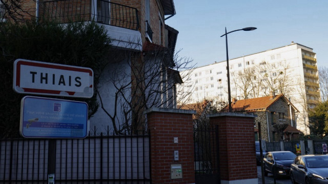 Panneau indiquant la ville de banlieue de Thiais, au sud de Paris.