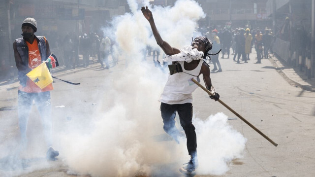 Un manifestant lance une grenade lacrymogène en direction de la police lors d'une grève nationale contre les hausses d'impôts et le projet de loi de finances 2024 dans le centre-ville de Nairobi, le 25 juin 2024. 