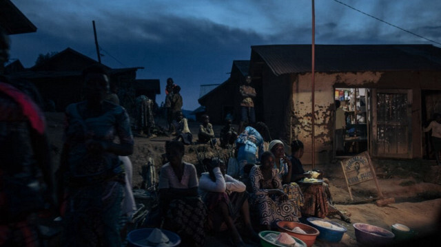 Des femmes vendent de la farine au bord de la route au nord de Kanyabayonga, dans la province du Nord-Kivu, à l'est de la République démocratique du Congo, le 14 mai 2024.