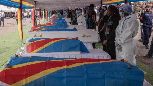 Des cercueils drapés de drapeaux des victimes de l'attaque à la bombe du camp de Mugunga sont alignés lors d'une cérémonie funéraire à Goma, République Démocratique du Congo, le 15 mai 2024. 