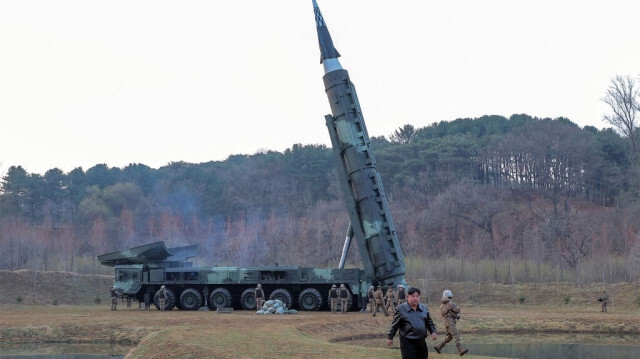 Le dirigeant nord-coréen Kim Jong Un inspectant le premier tir d'essai du Hwasongpho-16B, un missile balistique à propergol solide de nouvelle portée intermédiaire, dans les faubourgs de Pyongyang en Corée du Nord.