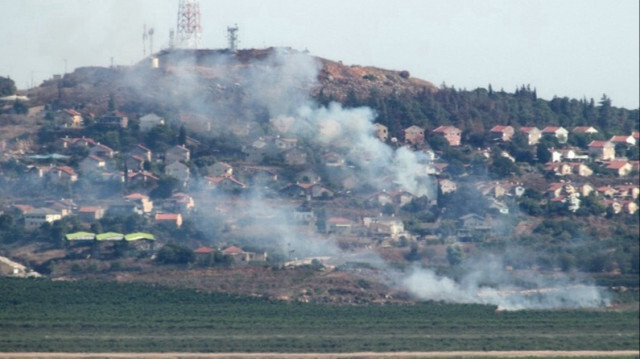 Un panache de fumée s'élève lors d'un bombardement israélien dans le sud du Liban, près de la frontière avec Israël, le 26 juin 2024.