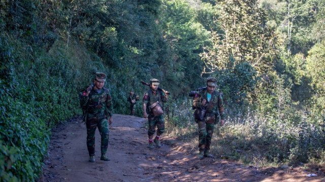 Des soldats de l'Armée de libération nationale Taaung (TNLA), un groupe armé de l'ethnie Palaung, marchant près de la ville de Kyaukme dans le nord de l'État Shan au Myanmar.