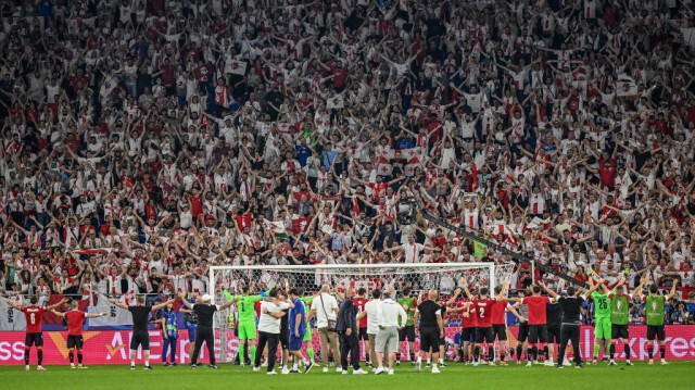 Les joueurs géorgiens célèbrent avec leurs supporters leur qualification en huitièmes de finales de l'Euro 2024, le 26 juin 2024.  