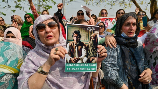 Les partisans de l'ancien premier ministre pakistanais Imran Khan manifestent devant le tribunal d'Islamabad, le 27 juin 2024, pour demander la libération de M. Khan et de son épouse Bushra Bibi.