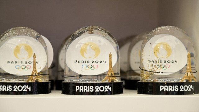 Des boules à neige à l'intérieur du magasin officiel des Jeux Olympiques et Paralympiques d'été de Paris 2024 lors de la cérémonie d'ouverture, à Paris, le 27 juin 2024.